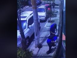 Individuos que pretenden trabajar para el SIAPA realizando cobros ilegítimos. FACEBOOK / @siapagdl