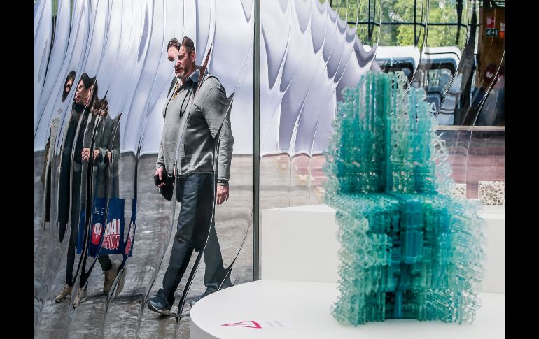 Un hombre y una mujer observan la obra 