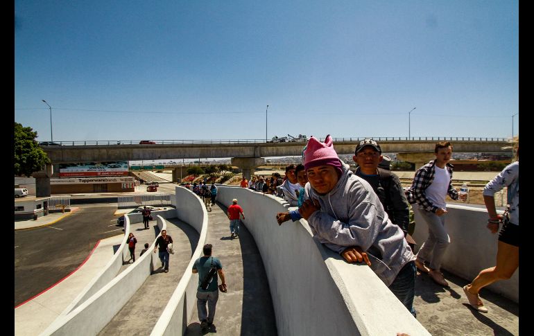 Migrantes centroamericanos cruzan hacia Estados Unidos, desde la línea ubicada en El Chaparral, en Baja California. Autoridades de EU continúan recibiendo solicitudes de asilo de integrantes de la caravana de migrantes. EFE/J. Terriquez