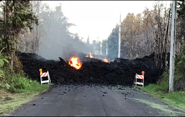 Lava del volcán Kilauea bloquea una calle en la localidad Pahoa de la isla de Hawai. El Kilauea entró en erupción provocando una orden de evacuación de una zona residencial cercana. AP/Hawaii Electric Light