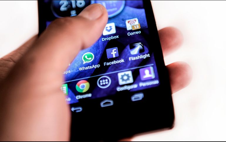La mayoría de los jóvenes se desvelan diariamente, principalmente conversando a través de WhatsApp. EL INFORMADOR / ARCHIVO