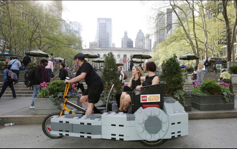 Turistas se trasladan en un bicitaxi en forma de Millenium Falcon, eleborado con piezas de Lego, en Nueva York. AP/The LEGO Group/A. Sussman