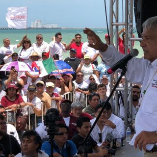 El INE baja spots de Morena por sobreexposición de AMLO