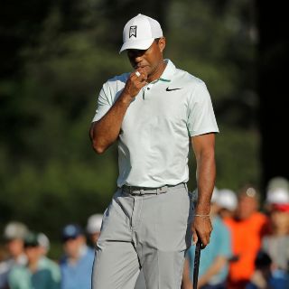 Tiger Woods libra el corte pasando apuros