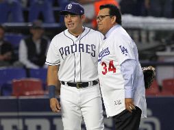 Fernando Valenzuela hizo el primer lanzamiento ayer en Monterrey, donde el foco de atención se posó sobre Christian Villanueva, tercera base de los Padres. SUN/C. Mejía