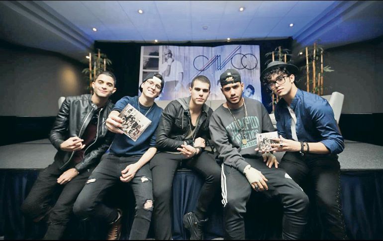 CNCO posa para este medio desde la sala de un hotel. EL INFORMADOR/F. Atilano