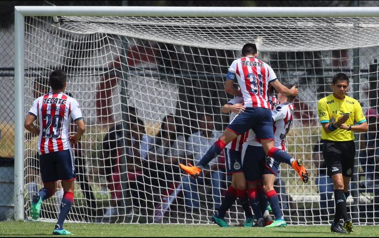 Fue apenas al minuto 19 cuando Macías puso adelante al Rebaño. TWITTER/ @Chivas
