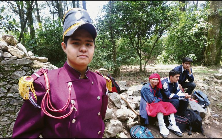 Un adolescente viste el uniforme de gala que usaba el ejército mexicano en 1862. EFE