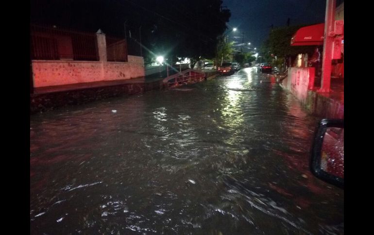Las gotas comenzaron a caer alrededor de las 19:00 horas en la Perla Tapatía. ESPECIAL / UEPCB