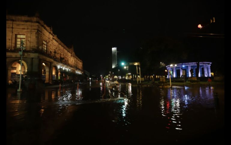 Las gotas comenzaron a caer alrededor de las 19:00 horas en la Perla Tapatía. EL INFORMADOR / F. Atilano