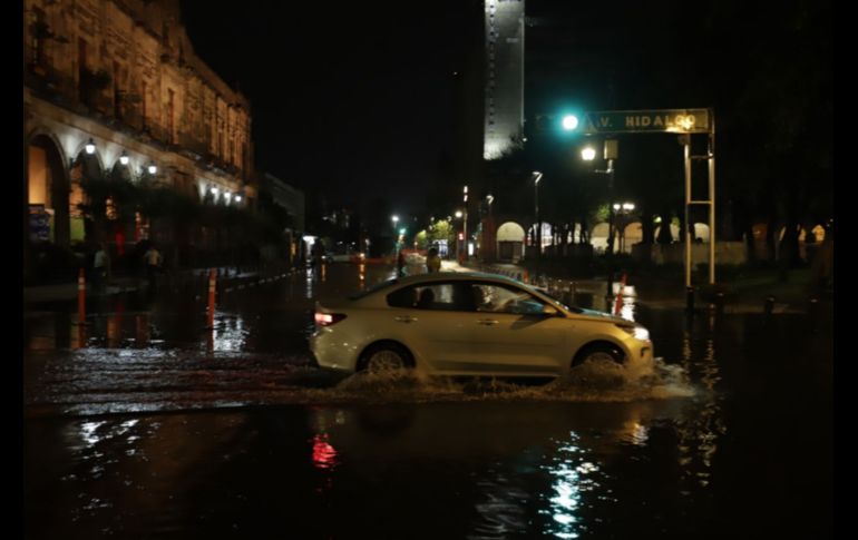Las gotas comenzaron a caer alrededor de las 19:00 horas en la Perla Tapatía. EL INFORMADOR / F. Atilano