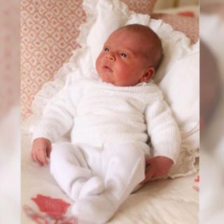 Familia Real de Inglaterra difunde fotos del recién nacido príncipe Luis
