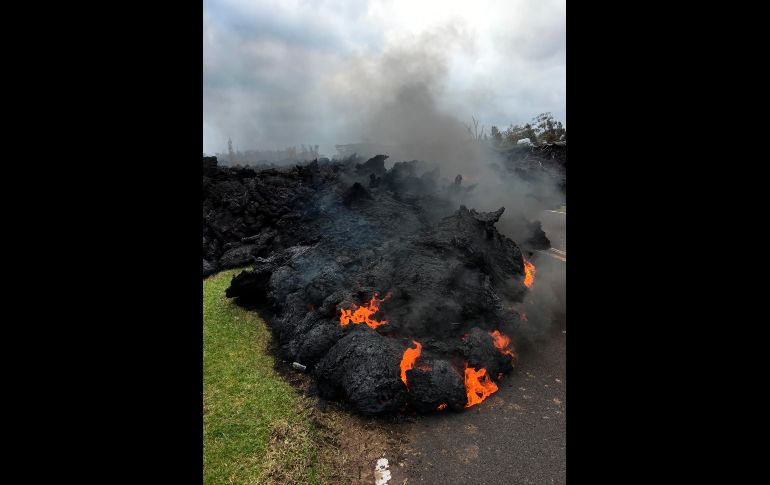Lava arde en medio de un camino en Hawái luego del sismo que golpeó al archipiélago. AP /M. Garcia