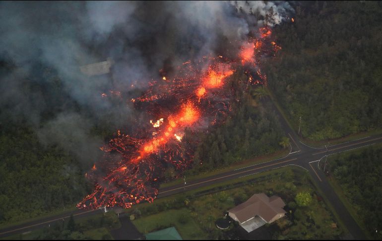 Vista aérea de una fisura en el suelo tras el sismo que activó el volcán de Kilauea en Hawái. EFE / B. Omori