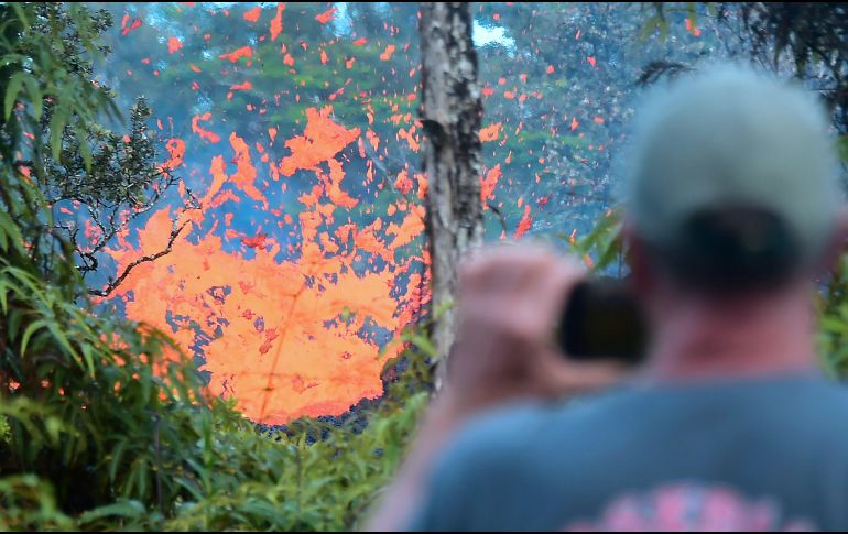 Un hombre observa cómo arde lava expulsada tras el terremoto en Hawái. AFP / F. Brown