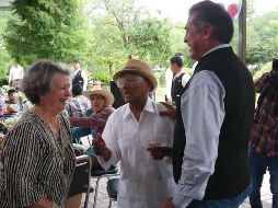 Pausa. El independiente detuvo sus actos proselitistas para festejar el cumpleaños de don Cruz. TWITTER