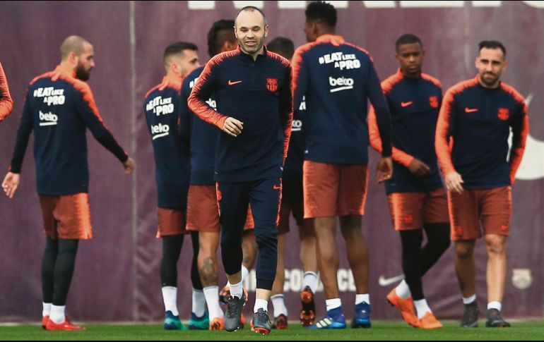 Andrés Iniesta (centro) se prepara para su último Clásico español. AP