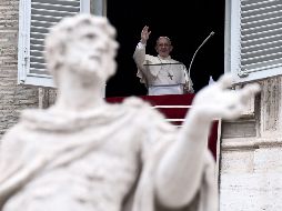 El Papa Francisco saluda a los fieles congregados en la Plaza de San Pedro. AFP/F. Monteforte