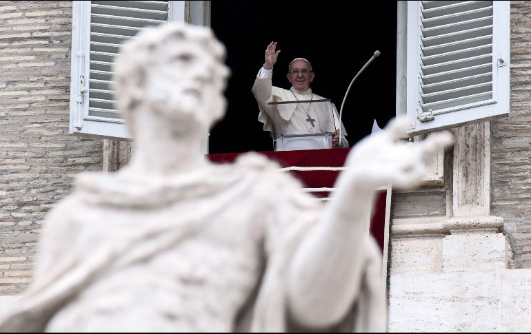 El Papa Francisco saluda a los fieles congregados en la Plaza de San Pedro. AFP/F. Monteforte
