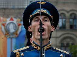 Jugadores del Manchester City lanzan al entrenador Pep Guardiola, luego de que el equipo se coronó campeón de la Liga Premier inglesa tras enfrentar al Huddersfield Town en Manchester, Inglaterra. AP/PA/M. Rickett