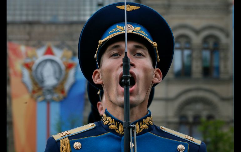 Un soldado canta durante un ensayo del desfile del Día de la Victoria en Moscú, Rusia. El 9 de mayo se conmemora el 73 aniversario de la victoria en la Segunda Guerra Mundial. AP/A. Zemlianichenko