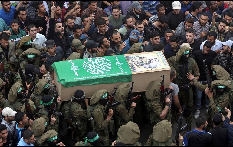 Integrantes de Hamas cargan el ataúd de uno de los seis combatientes que resultaron muertos ayer en una explosión, durante el funeral en Deir el-Balah, en la Franja de Gaza. AP/K. Hamra