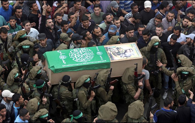 Integrantes de Hamas cargan el ataúd de uno de los seis combatientes que resultaron muertos ayer en una explosión, durante el funeral en Deir el-Balah, en la Franja de Gaza. AP/K. Hamra