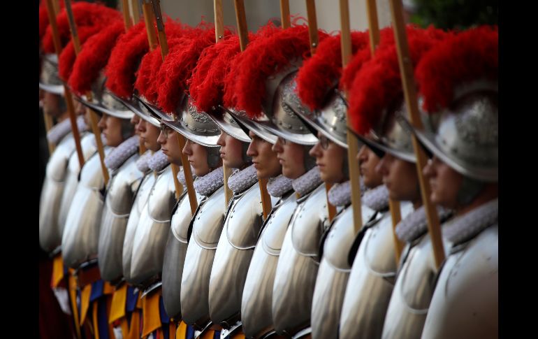Guardias suizos participan en la ceremonia de juramento en el Vaticano. El 6 de mayo conmemoran el aniversario de la muerte, en 1527, de 147 guardias suizos que protegían al Papa Clemente VII durante el saqueo de Roma. AP/A. Tarantino