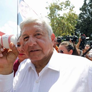 López Obrador saca pañuelo blanco de la paz a empresarios