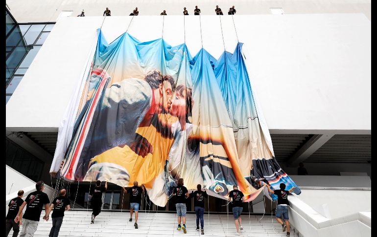 Trabajadores despliegan el cartel oficial de la 71 edición del Festival de Cannes en la fachada del Palais des Festivals, en Cannes, Francia. El festival se celebrará del 8 al 19 de mayo. EFE/ S. Nogier