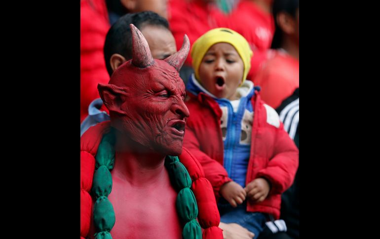 Aficionados de Toluca apoyan a su equipo ante Morelia, durante el juego de vuelta de los cuartos de final del torneo de la Liga MX, celebrado en Toluca. EFE/J. Núñez
