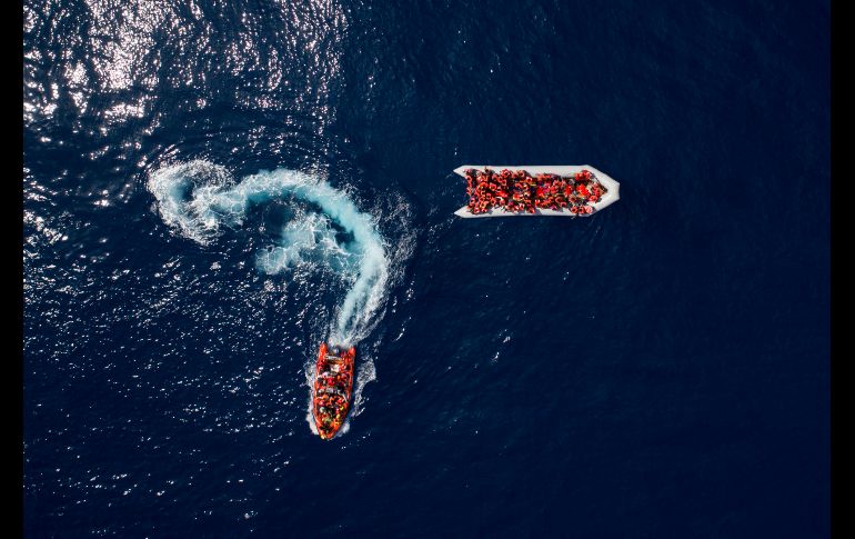 Migrantes que salieron de Libia son rescatados por integrantes de la asociación  Proactiva Open Arms, en el mar Mediterráneo. AP/F. Dana