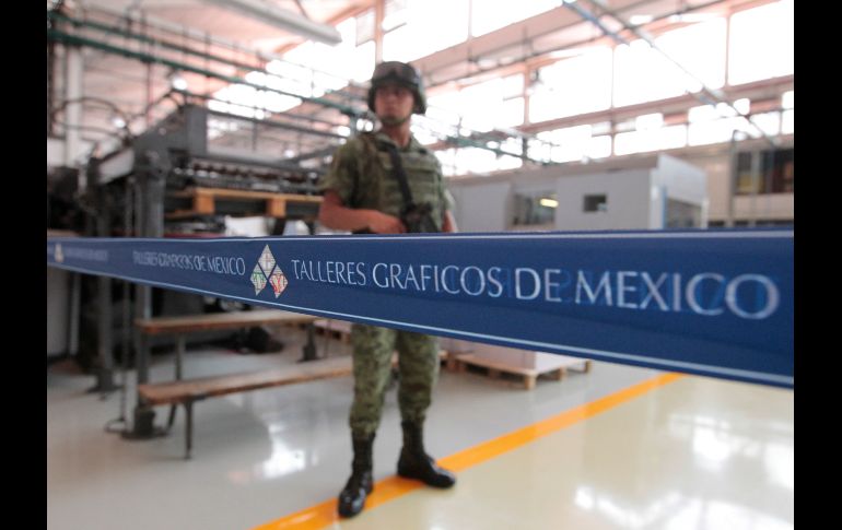 Un soldado custodia el proceso de impresión en los talleres gráficos. EFE/M. Guzmán