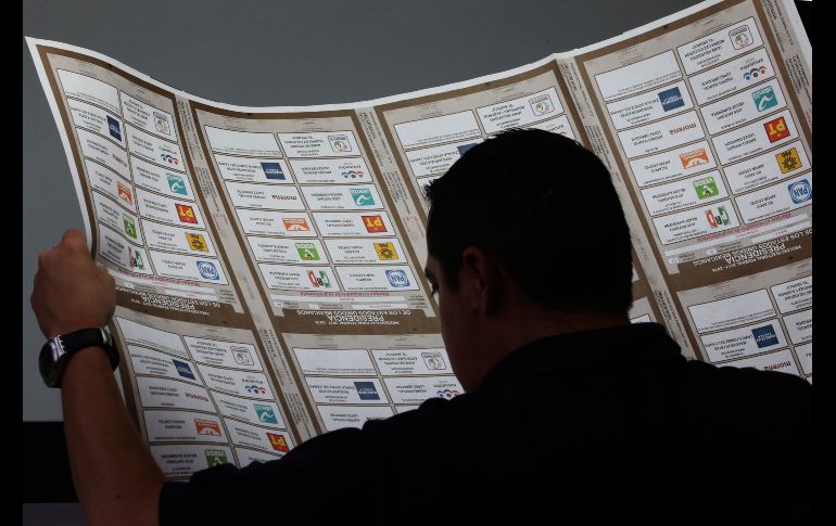 Un trabajador inspecciones una de las boletas electorales impresas hoy para las elecciones presidenciales del 1 de julio, en los talleres gráficos de Ciudad de México, en el inicio de la impresión de los documentos. AP/M. Ugarte