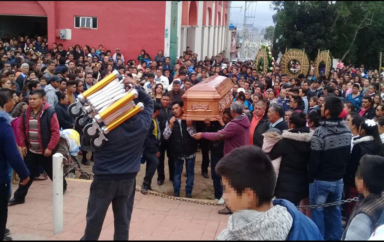 Miles de personas acudieron al auditorio ejidal de la comunidad de Santiago Tepopula, de donde era originario el abanderado de 39 años de edad, para darle el último adiós. SUN