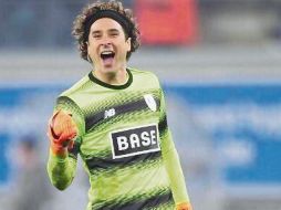 Emocionado. Memo Ochoa y su equipo están a cuatro puntos del líder en Bélgica. TWITTER/@yosoy8a