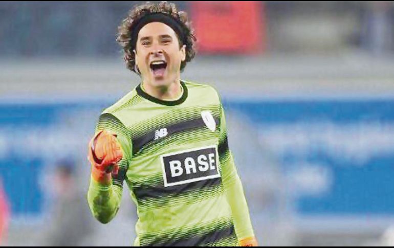 Emocionado. Memo Ochoa y su equipo están a cuatro puntos del líder en Bélgica. TWITTER/@yosoy8a