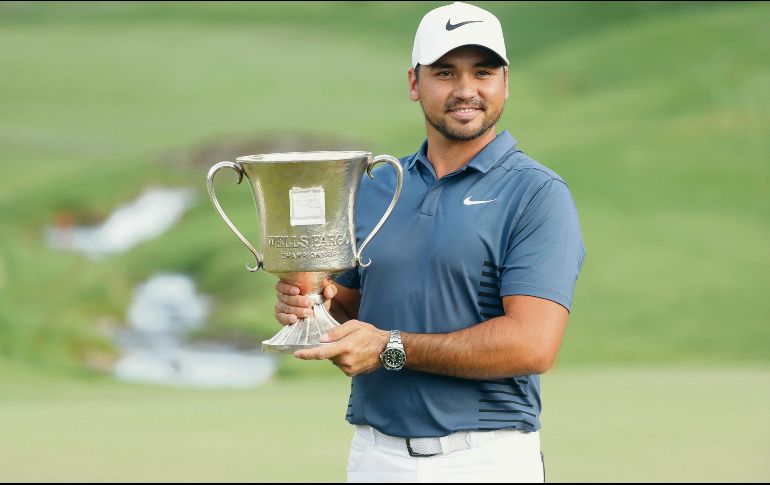 El golfista australiano posa con su trofeo de campeón después de ganar el Wells Fargo Championship. AFP