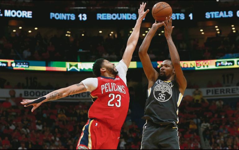 Ofensiva. Kevin Durant lideró el ataque de los Warriors al aportar 38 puntos ayer ante los Pelicans. AFP