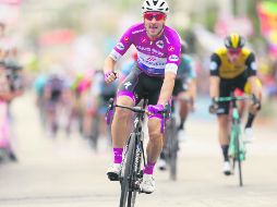 Elia Viviani. El italiano aprieta el paso rumbo a la línea de meta, ayer en la tercera etapa del Giro de Italia. AP