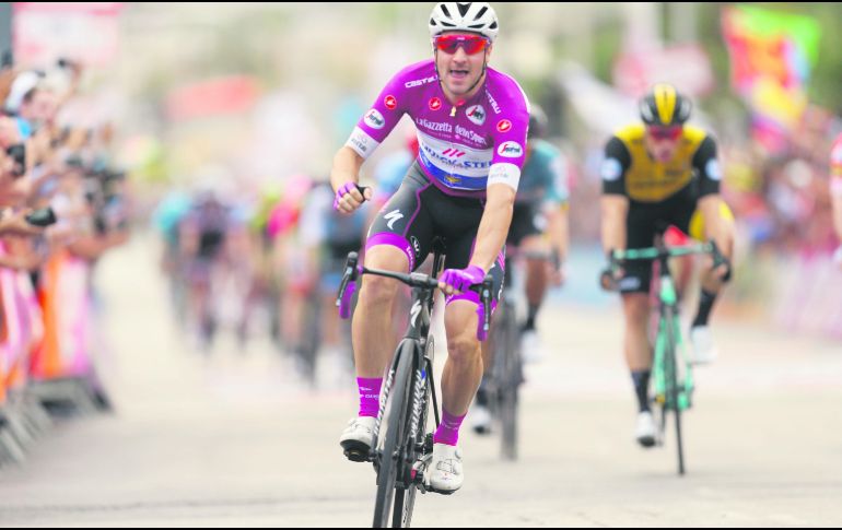 Elia Viviani. El italiano aprieta el paso rumbo a la línea de meta, ayer en la tercera etapa del Giro de Italia. AP