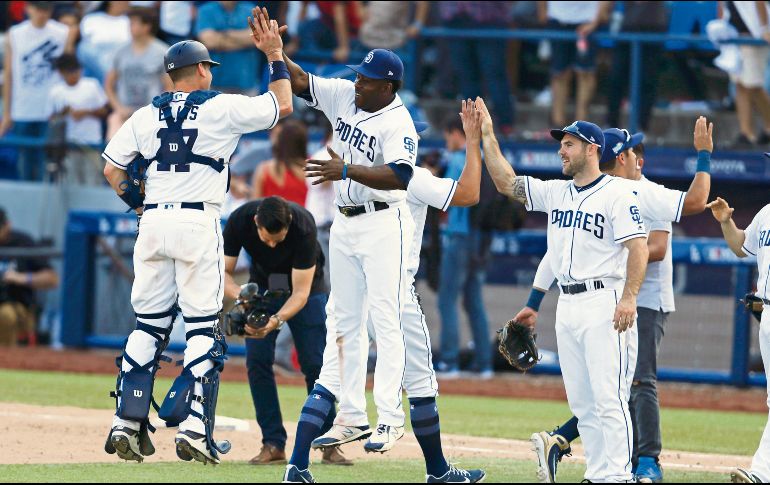 De fiesta. Los Padres de San Diego salieron de Monterrey con la mano en alto después de haber sido blanqueados y sin hit en el primero de la serie frente a los Dodgers. AP/E. Verdugo
