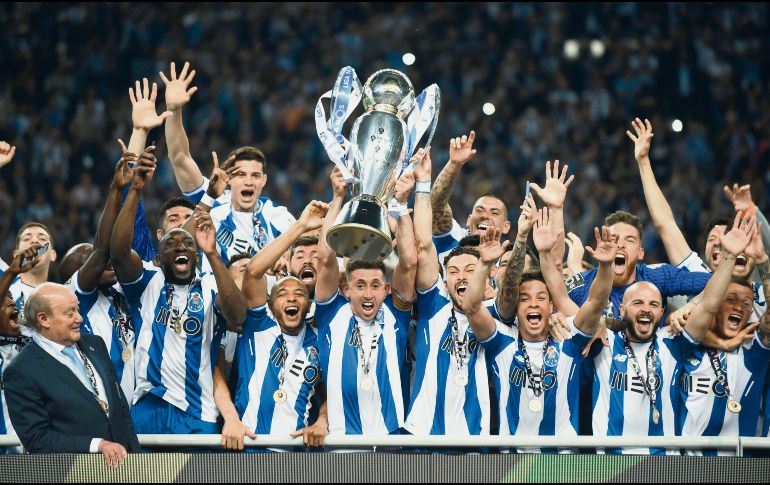 El mexicano Héctor Herrera, capitán del Porto, levanta el trofeo que acredita a su equipo como campeón de la Liga de Portugal. AFP/M. Riopa