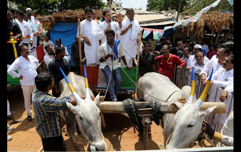 El presidente del partido del Congreso Nacional de India, Rahul Gandhi  (c), da un discurso en Malur, durante un mitin rumbo a las elecciones legislativas. AP/A. Rahi