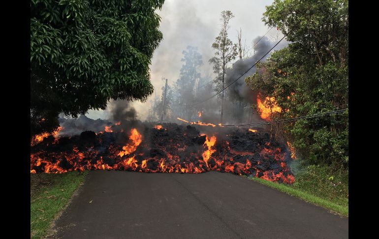 La lava del volcán Kilauea recorre la calle Makamae Street, en la zona residencial Leilani Estates de Hawái, en una imagen del 6 de mayo. EFE/Servicio Geológico de EU