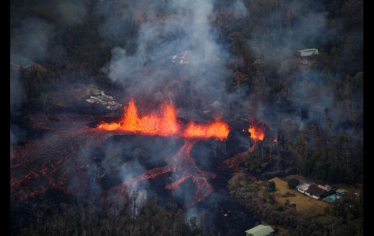 La reciente expulsión de lava se produce tras docenas de temblores que se registraron en días recientes. Las fisuras arrojaban material este domingo a más de 30 metros de altura. EFE/Paradise Helicopters/B. Omori