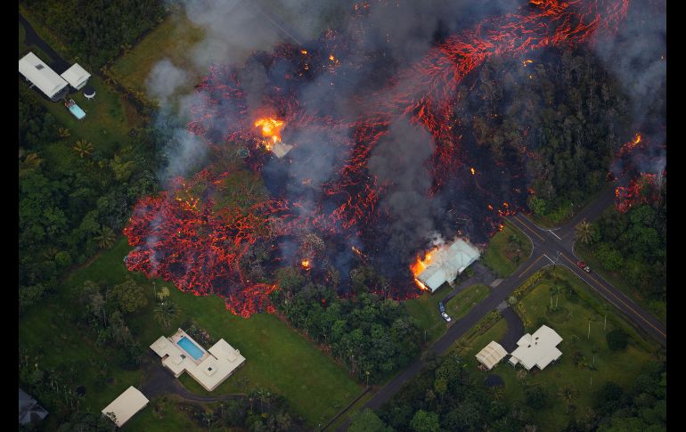 La lava alcanza varias viviendas. EFE/Paradise Helicopters/B. Omori