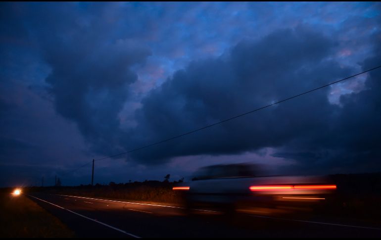 La pluma de cenizas sobre Leilani Estates se observa desde una carretera cercana a la población de Pahoa. AFP/J. Brown