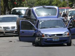 Una unidad de la Fiscalía chocó con el vehículo en el que huían los presuntos delincuentes. ESPECIAL