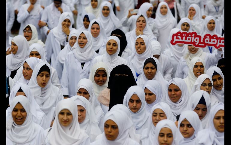 Estudiantes de enfermería en universidades de la Franja de Gaza celebran, en la Ciudad de Gaza, el día de la enfermería. AFP/M. Abed